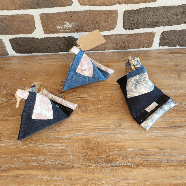 Support de téléphone en jean upcyclé - fleurs 