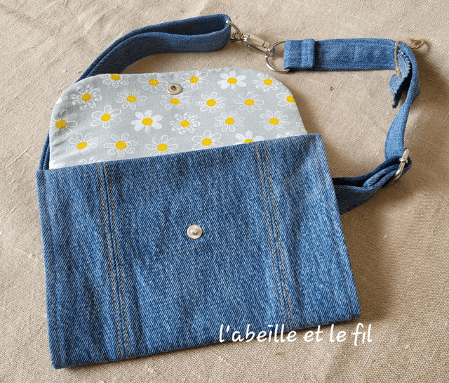 Sac ceinture en jean upcyclé- pâquerettes 