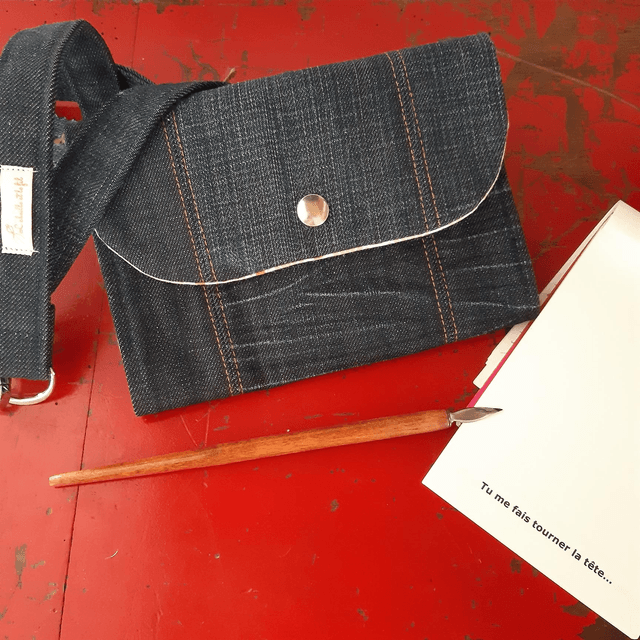 Sac ceinture en jean upcyclé- éventails roses