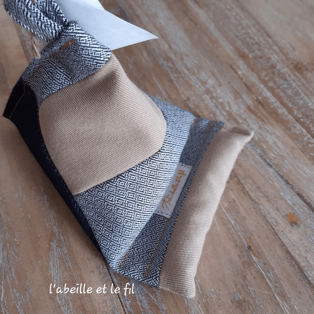 Support de téléphone en jean upcyclé- beige/selvedge