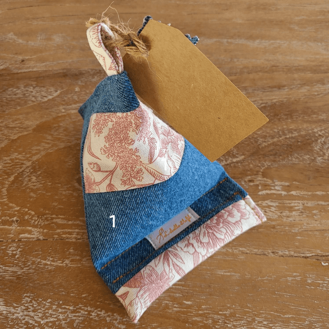 Support de téléphone en jean upcyclé - fleurs 