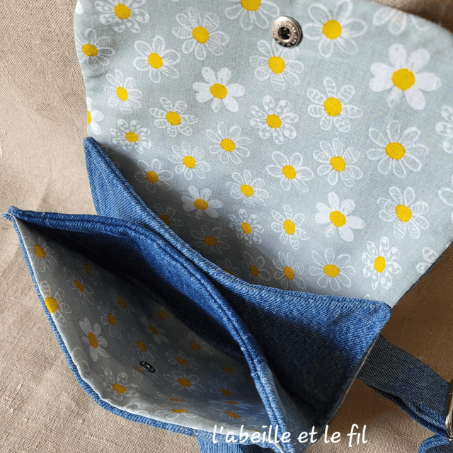 Sac ceinture en jean upcyclé- pâquerettes 
