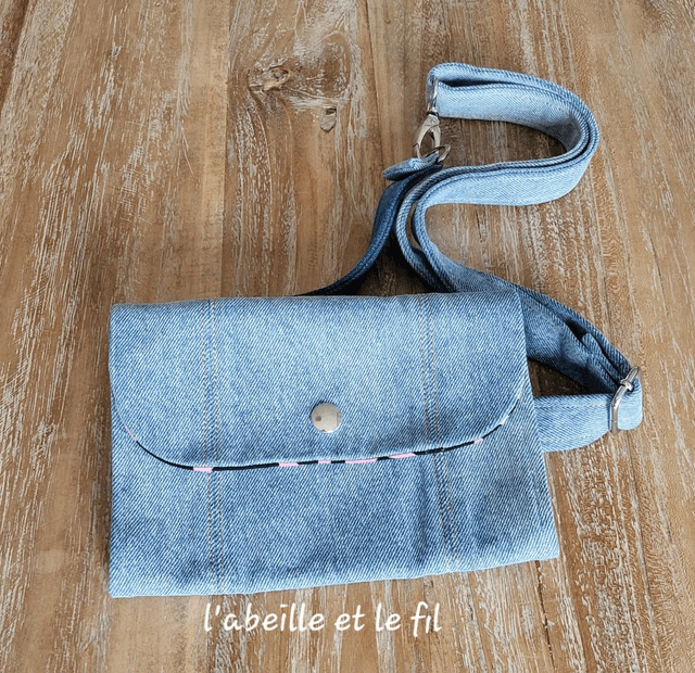 Sac ceinture en jean upcyclé- léopard rose