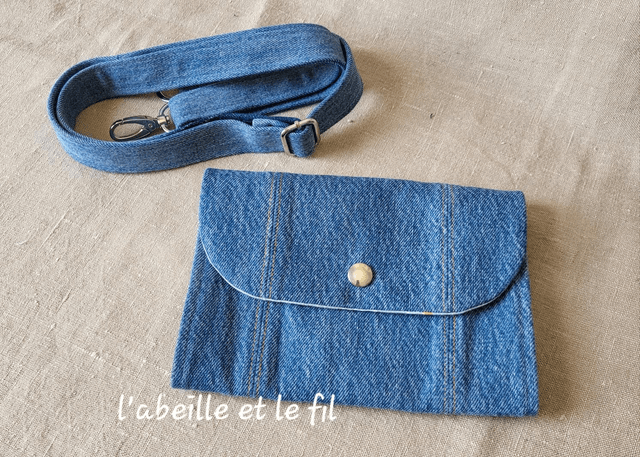 Sac ceinture en jean upcyclé- pâquerettes 