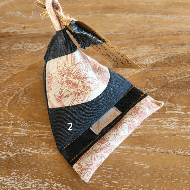 Support de téléphone en jean upcyclé - fleurs 