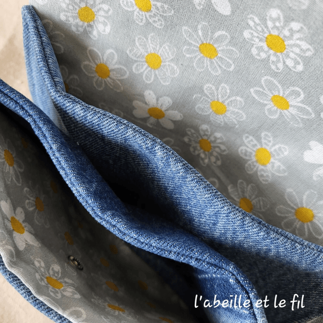 Sac ceinture en jean upcyclé- pâquerettes 