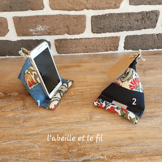 Support de téléphone en jean upcyclé - motif tapisserie 