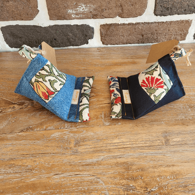 Support de téléphone en jean upcyclé - motif tapisserie 