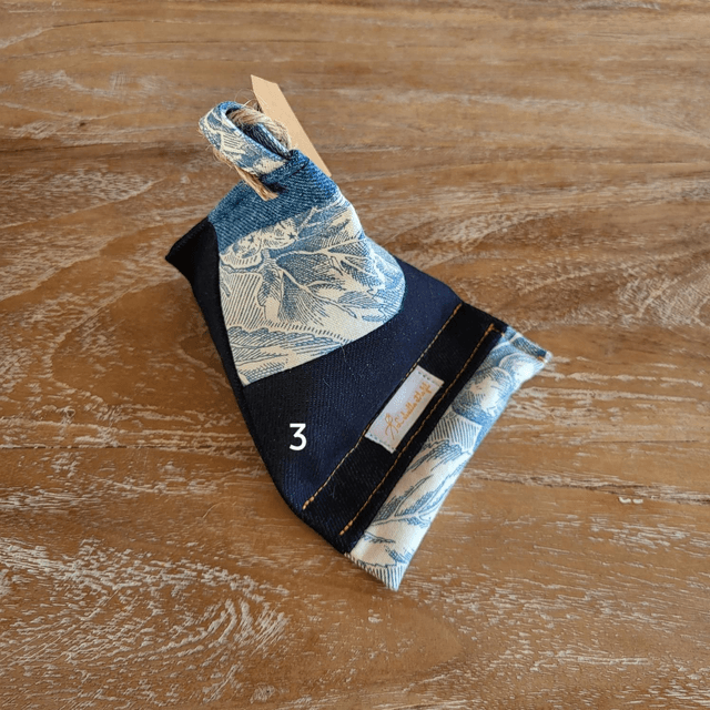 Support de téléphone en jean upcyclé - fleurs 