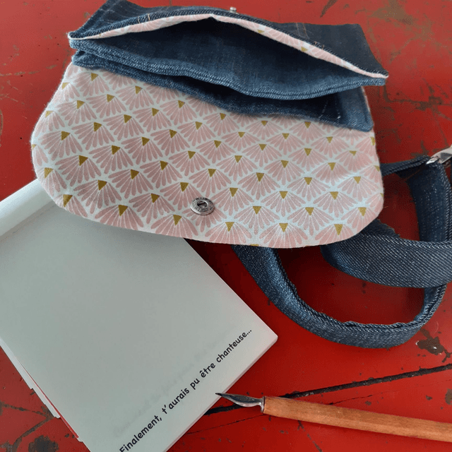 Sac ceinture en jean upcyclé- éventails roses