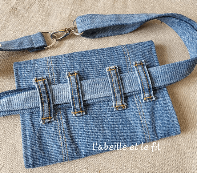 Sac ceinture en jean upcyclé- pâquerettes 