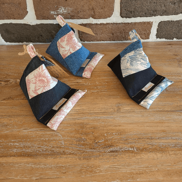 Support de téléphone en jean upcyclé - fleurs 