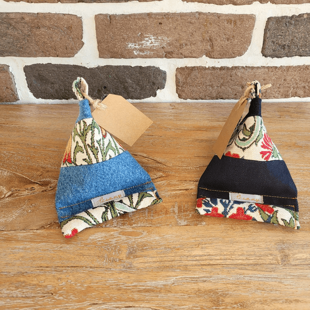 Support de téléphone en jean upcyclé - motif tapisserie 