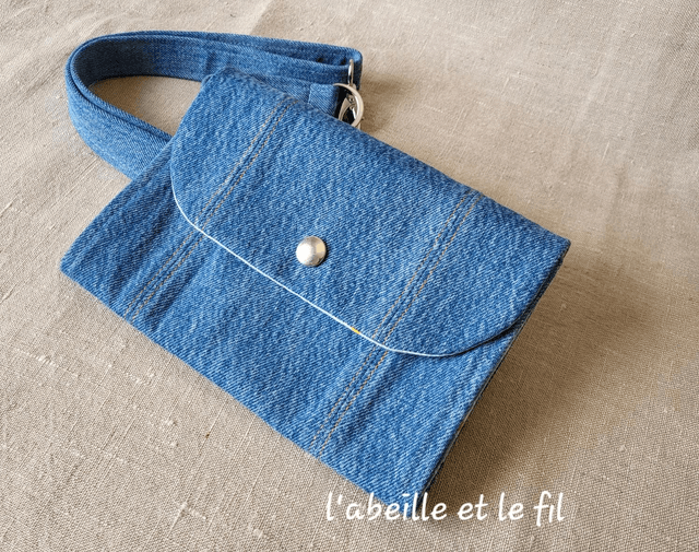 Sac ceinture en jean upcyclé- pâquerettes 